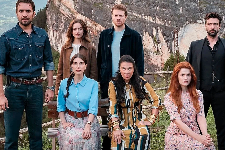 Турецкие сериалы 2025: где смотреть новые дизи со звёздами. Фото © Кадр из сериала «Это море переполнится», режиссёр Чагры Байрак, сценаристы Нехир Эрдем, Ayse Ferda Eryilmaz / Kinopoisk