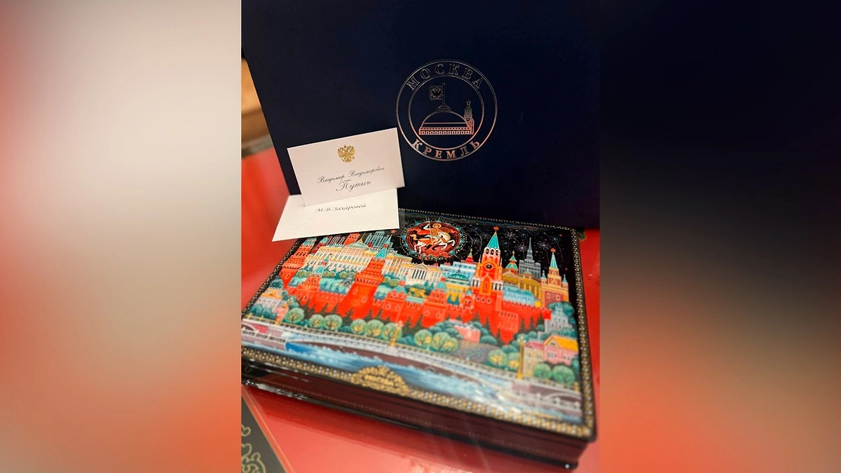 Захарова показала шкатулку, подаренную Путиным. Фото © Telegram / Мария Захарова