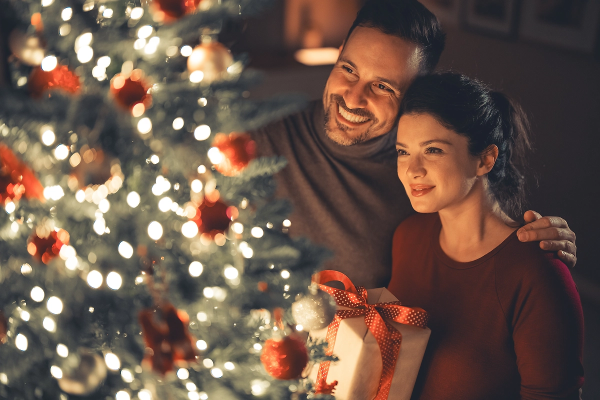 Как наряжать новогоднюю ёлку 2026 — общие правила и обязательные украшения для Огненной Лошади. Фото © Shutterstock / FOTODOM / Jelena Zelen