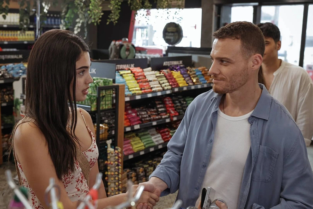 Топ турецких сериалов 2025 года по рейтингу на «Кинопоиске». Фото © Кадр из сериала «Сердцебиение», режиссёр Бурджу Алптекин, сценаристы Дениз Дарги, Джем Гёргеч, Мевсим Енидже / Kinopoisk