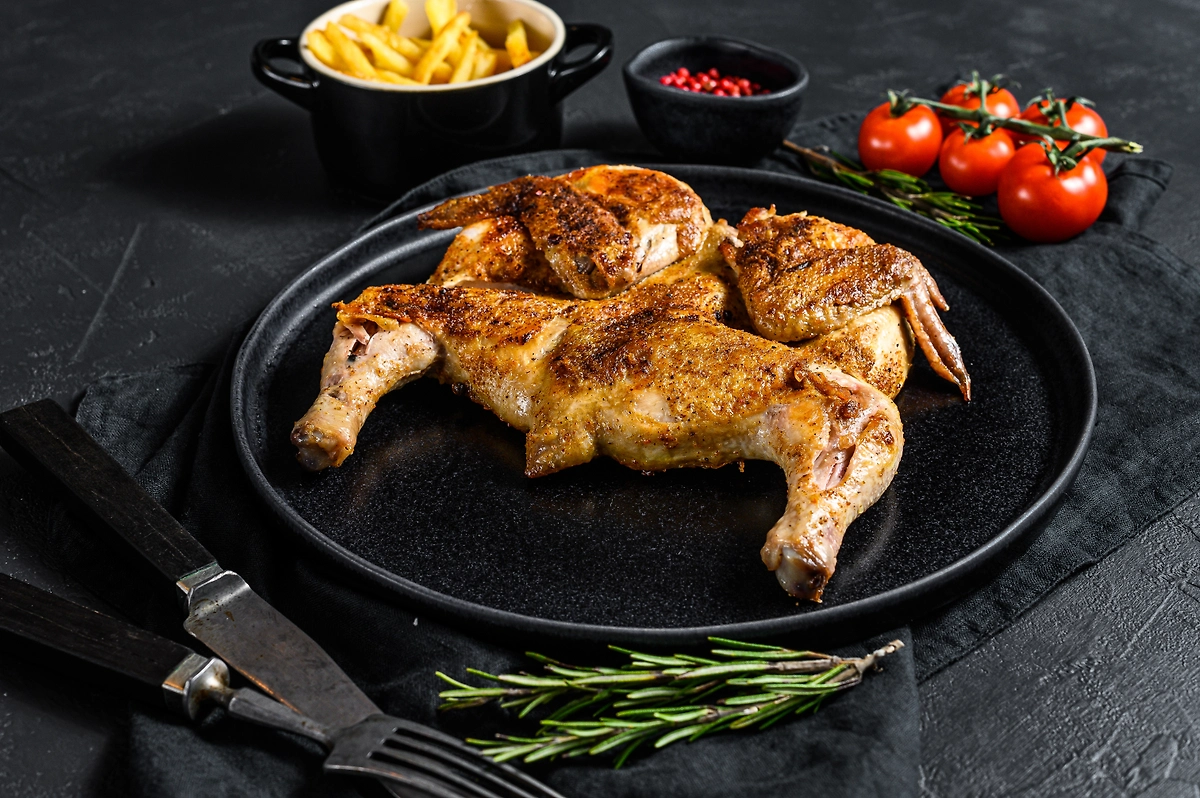 Цыплёнок табака — как приготовить дома. Фото © Shutterstock / FOTODOM / Mironov Vladimir