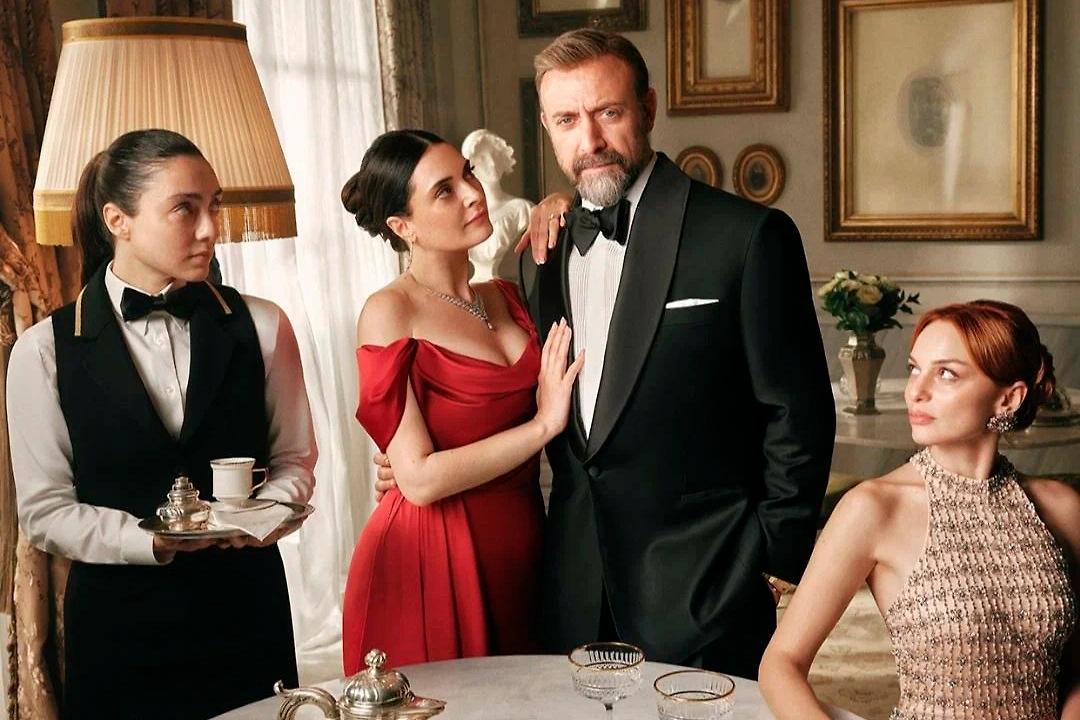 Новые турдизи 2025: актёры из «Великолепного века» и «Постучись в мою дверь». Фото © Кадр из сериала «Если король проиграет», режиссёры Дурул Тайлан, Ямур Тайлан, Cem Toluay, сценаристы Эйлем Акын, Sedef Bayburtluoglu, Эртан Куртулан и др. / Kinopoisk