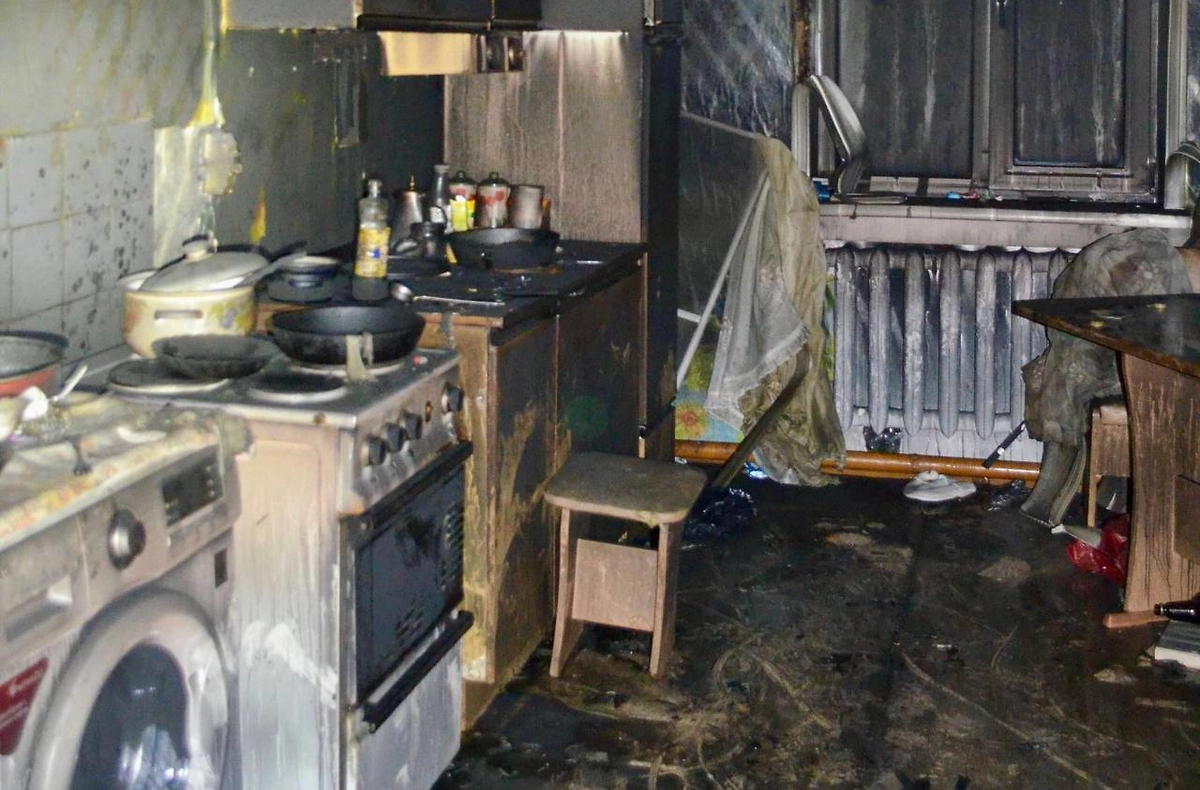 Кадр с места пожара, где погиб ребёнок. Фото © Telegram / Следком38