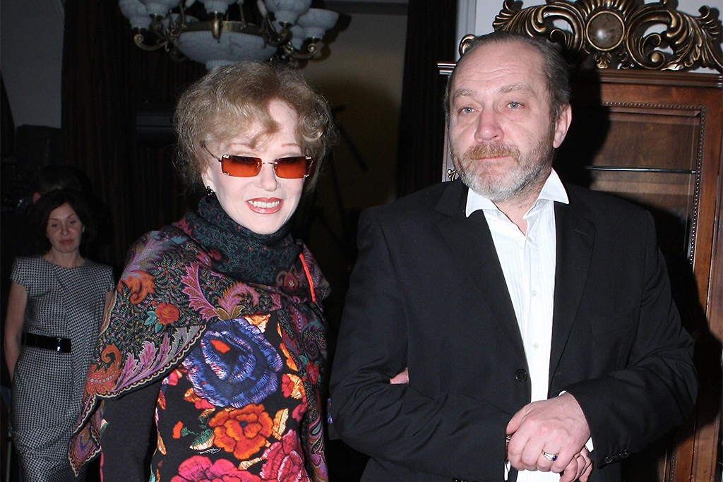 Людмила Гурченко с пятым официальным мужем, продюсером Сергеем Сениным. Фото © ТАСС / Юрий Самолыго