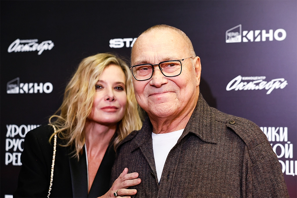 Режиссёр Андрей Кончаловский и его супруга актриса Юлия Высоцкая. Фото © ТАСС / Юлия Морозова