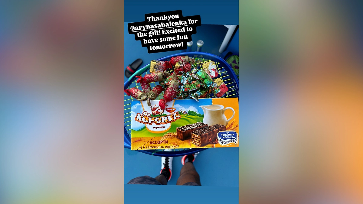 Соболенко подарила сопернику российские конфеты перед матчем. Фото © Instagram (признан экстремистской организацией и запрещён на территории Российской Федерации) / k1ngkyrg1os