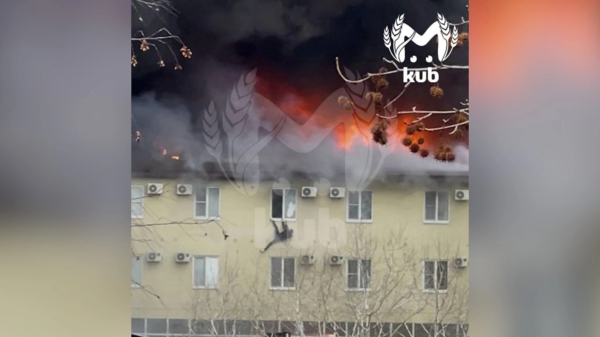 Люди спасаются из окон при пожаре в Сочи. Фото © Telegram / Kub Mash