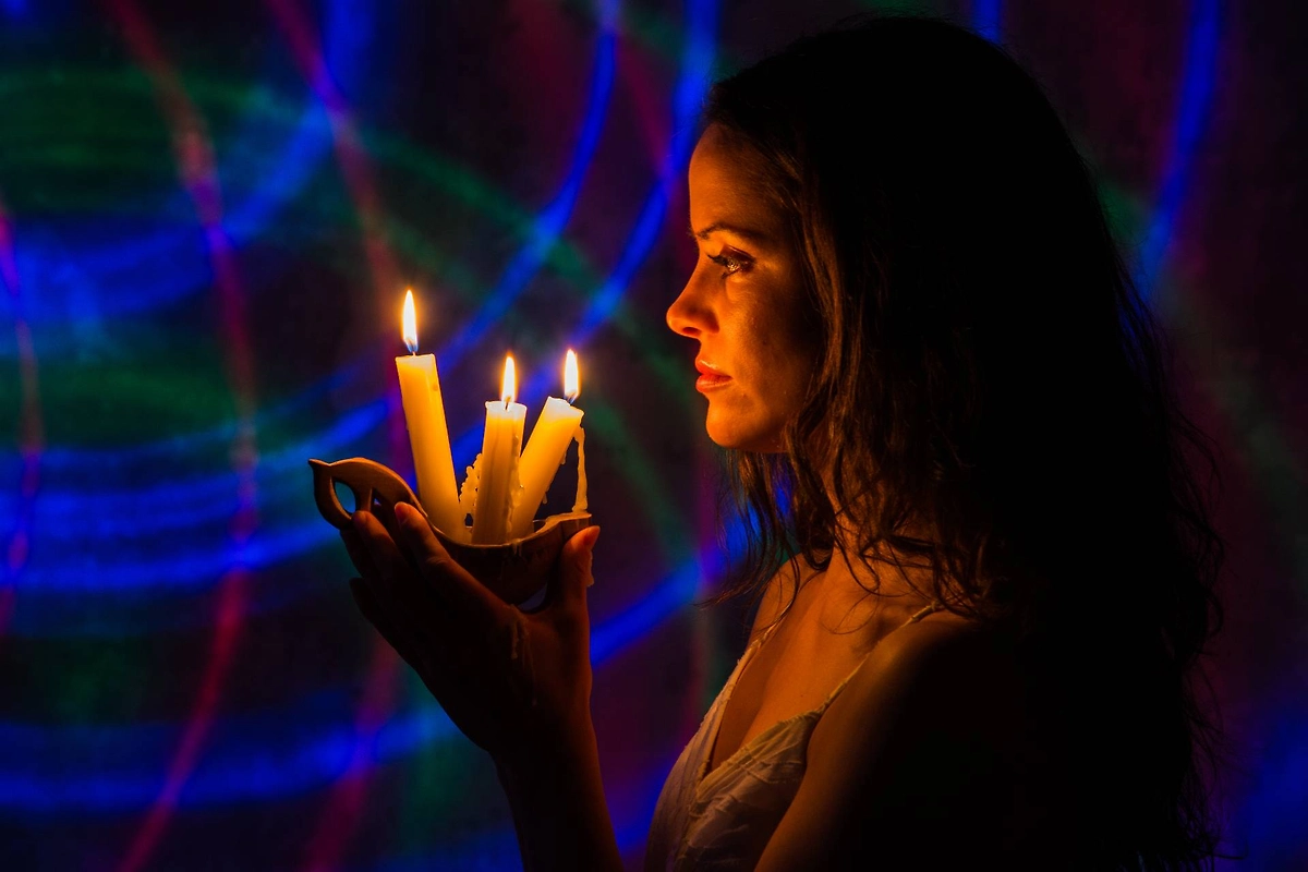 Очистка дома солью, травами и свечой: пошаговая инструкция. Фото © Shutterstock / FOTODOM / Bee Bonnet