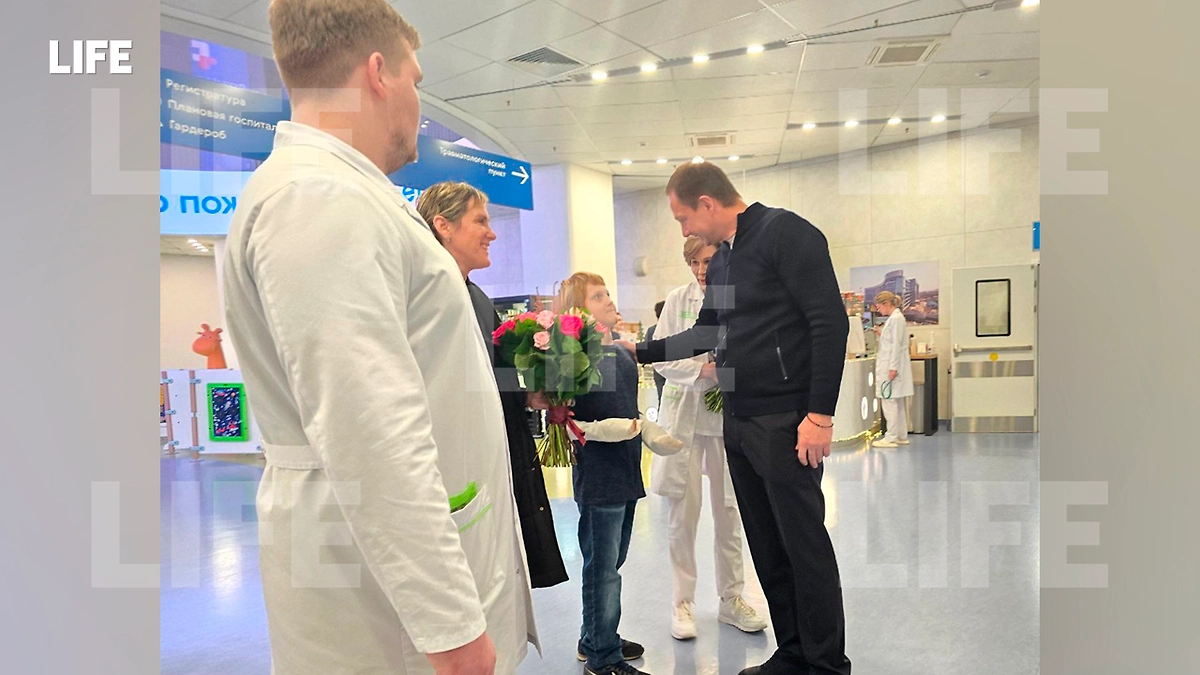 Пострадавший мальчик на встрече с главой Красногорска Дмитрием Волковым. Фото © Life.ru