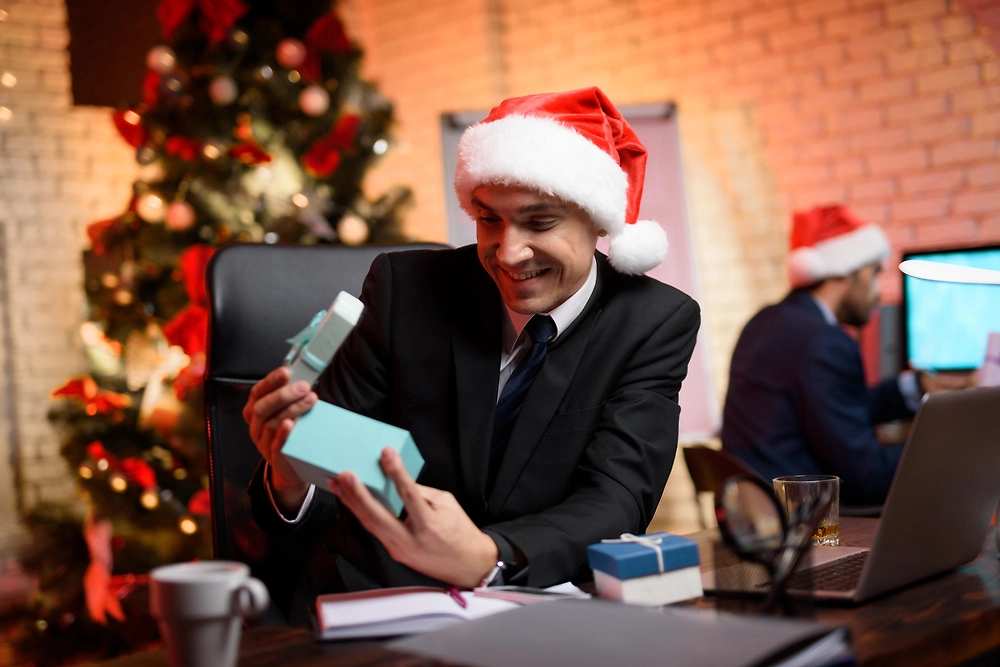 Недорогие подарки, которые оценят получатели: что подарить коллеге на Новый год недорого. Фото © Shutterstock / FOTODOM / VGstockstudio