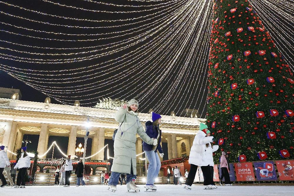 Катки в Москве: сезон 2025/2026. Где их искать, сколько платить? И нужно ли вообще платить? Фото © ТАСС / Сергей Булкин