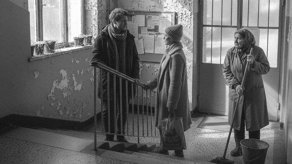 Почему советские подъезды всегда пахли одинаково: 5 главных причин. Обложка © Nano Banana AI