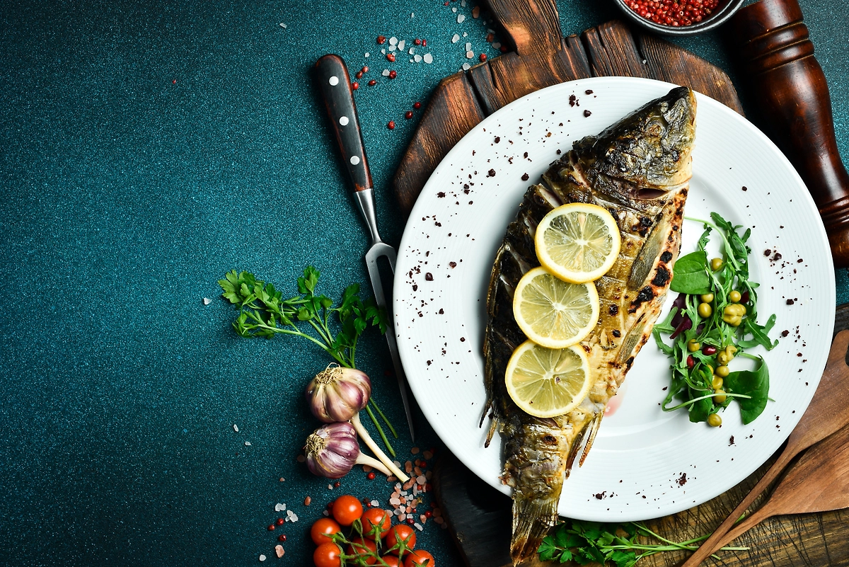 Карп, запеченный в духовке. Фото © Shutterstock / FOTODOM / YARUNIV Studio