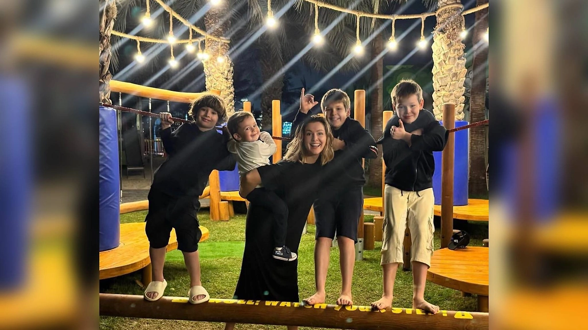 Мария Кожевникова с сыновьями. Фото © Instagram (признан экстремистской организацией и запрещён на территории Российской Федерации) / @mkozhevnikova