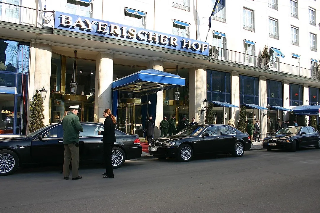 Мюнхенский отель Bayerischer Hof, где ежегодно проходит конференция. Обложка © Wikipedia / Antje Wildgrube