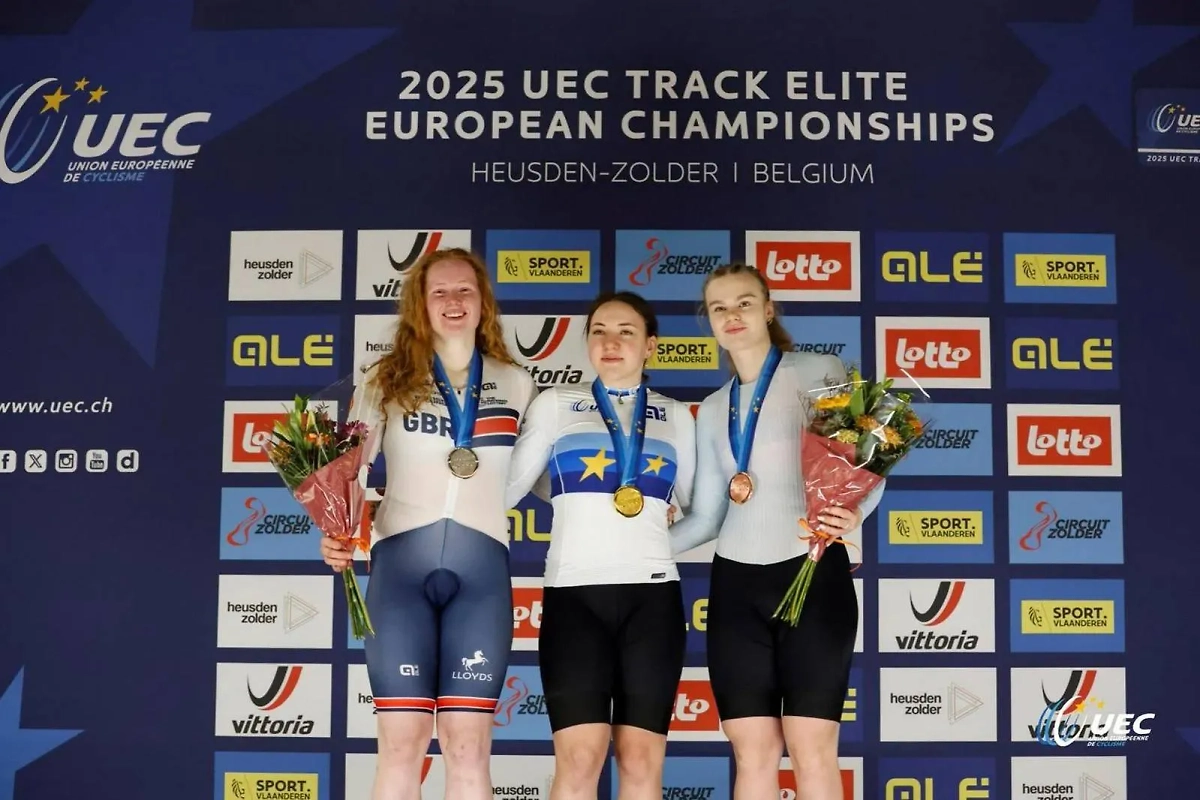 Яна Бурлакова и Алина Лысенко с медалями чемпионата Европы. Обложка © Федерация велоспорта России