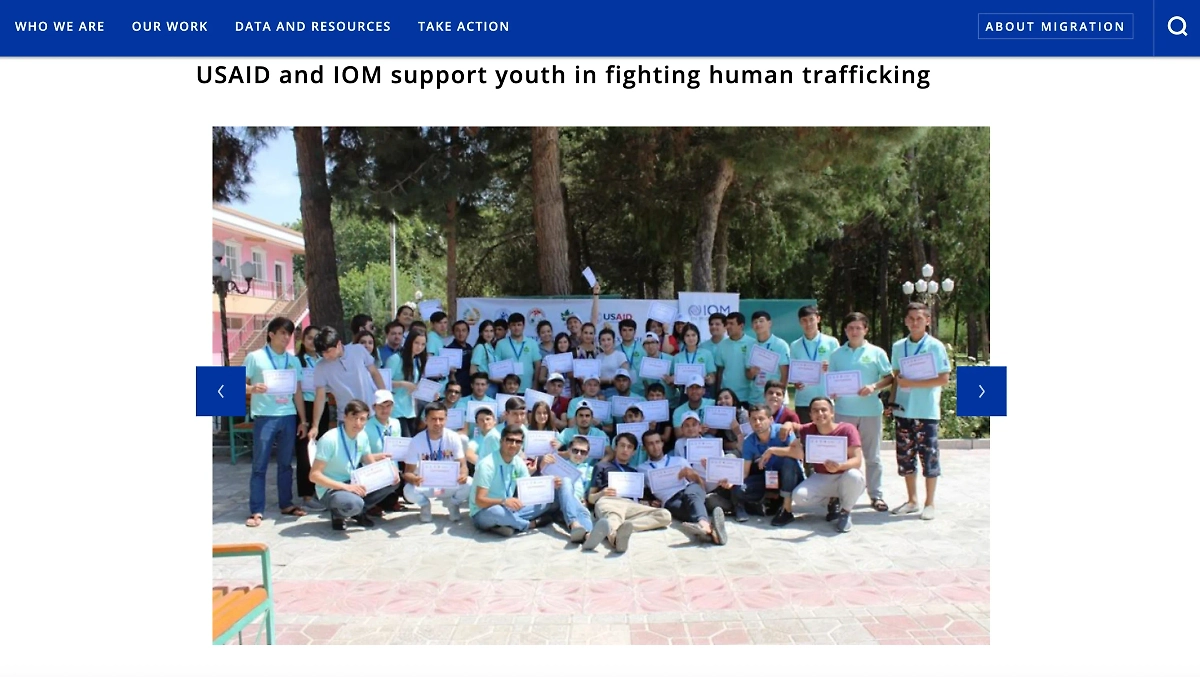 Летний лагерь для будущих трудовых мигрантов, где их зачем-то учили навыкам публичных выступлений. Фото © tajikistan.iom.int