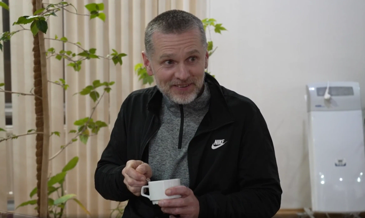 Александр Винник сразу после возвращения в Москву. Обложка © Life.ru