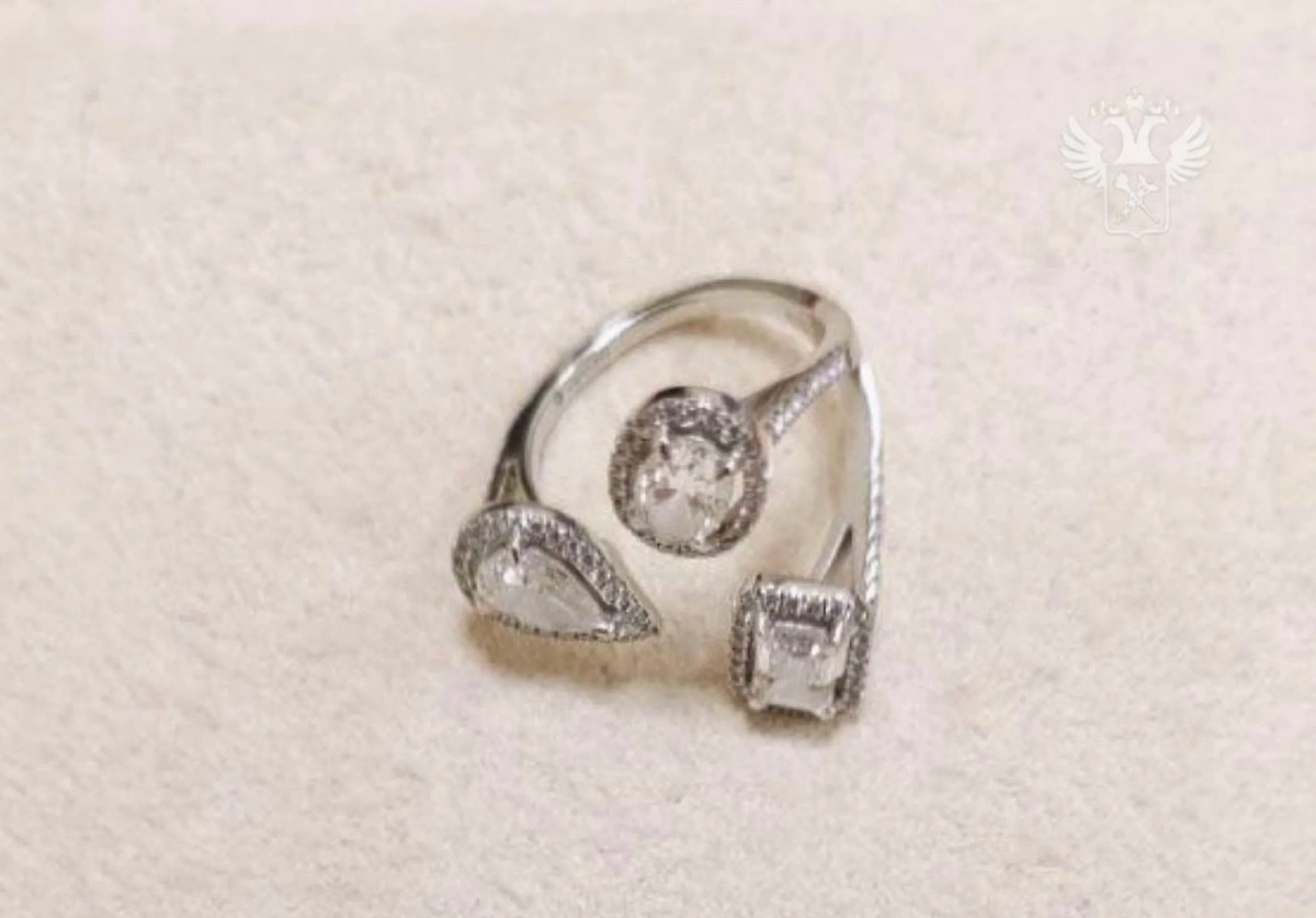 Кольцо из золота 750 пробы. Фото © Telegram /  ФТС России | ProТаможню