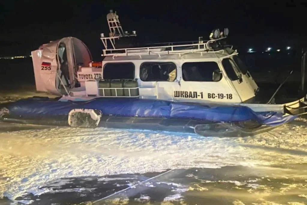 Водное судно на воздушной подушке столкнулось с вездеходом. Обложка © Telegram / Восточное межрегиональное следственное управление на транспорте СК России