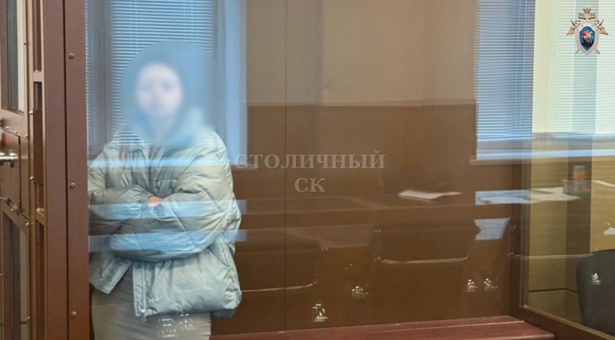 Обвиняемая в продаже дочери в зале суда. Обложка © Telegram / Столичный СК