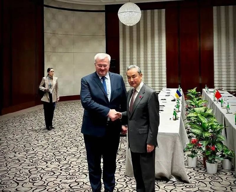 Главы МИД Украины и КНР Андрей Сибига и Ван И в Мюнхене. Обложка © X / Andrii Sybiha