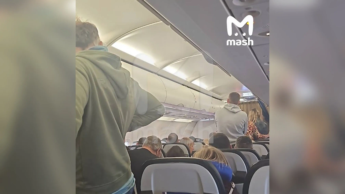 Самолёт с российскими туристами застрял в Польше без еды, воды и топлива. Обложка © Telegram / Mash