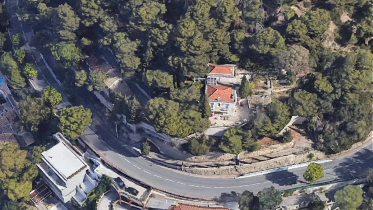 Видно черепичную крышу и фасад с балконами. Фото © earth.google.com