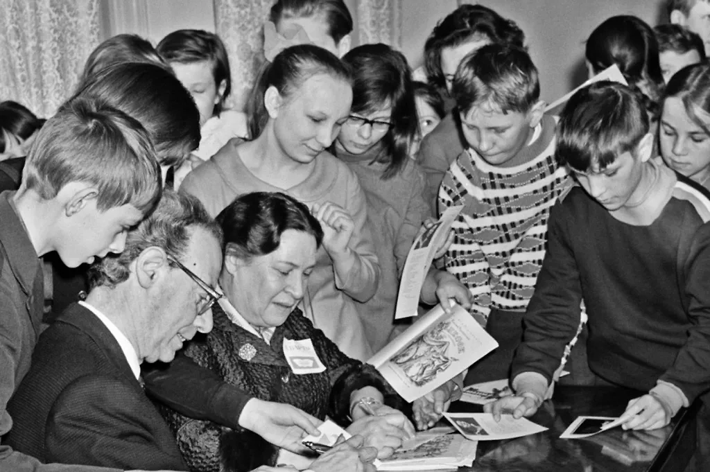 Дети очень любили Агнию Барто. Фото © TACC / Валентин Черединцев 