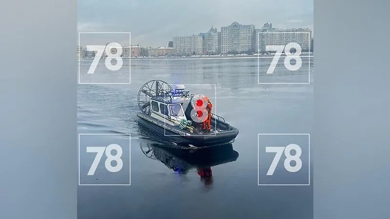 Тело со дна поднимали водолазы. Фото © 78.ru