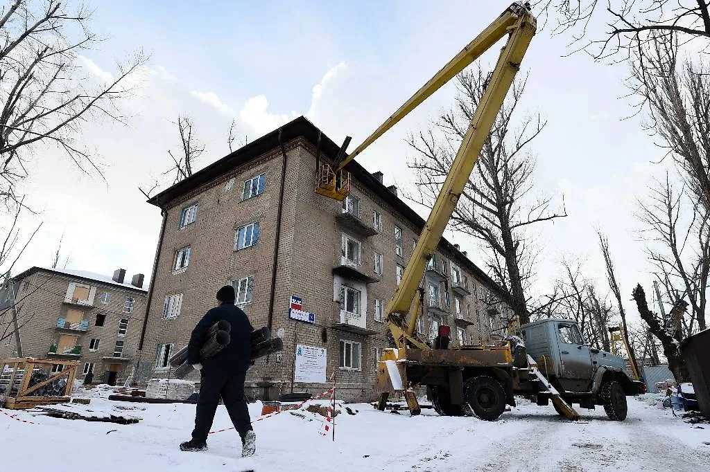 Восстановительные работы в Авдеевке. Обложка © ТАСС / Ягодкин Дмитрий