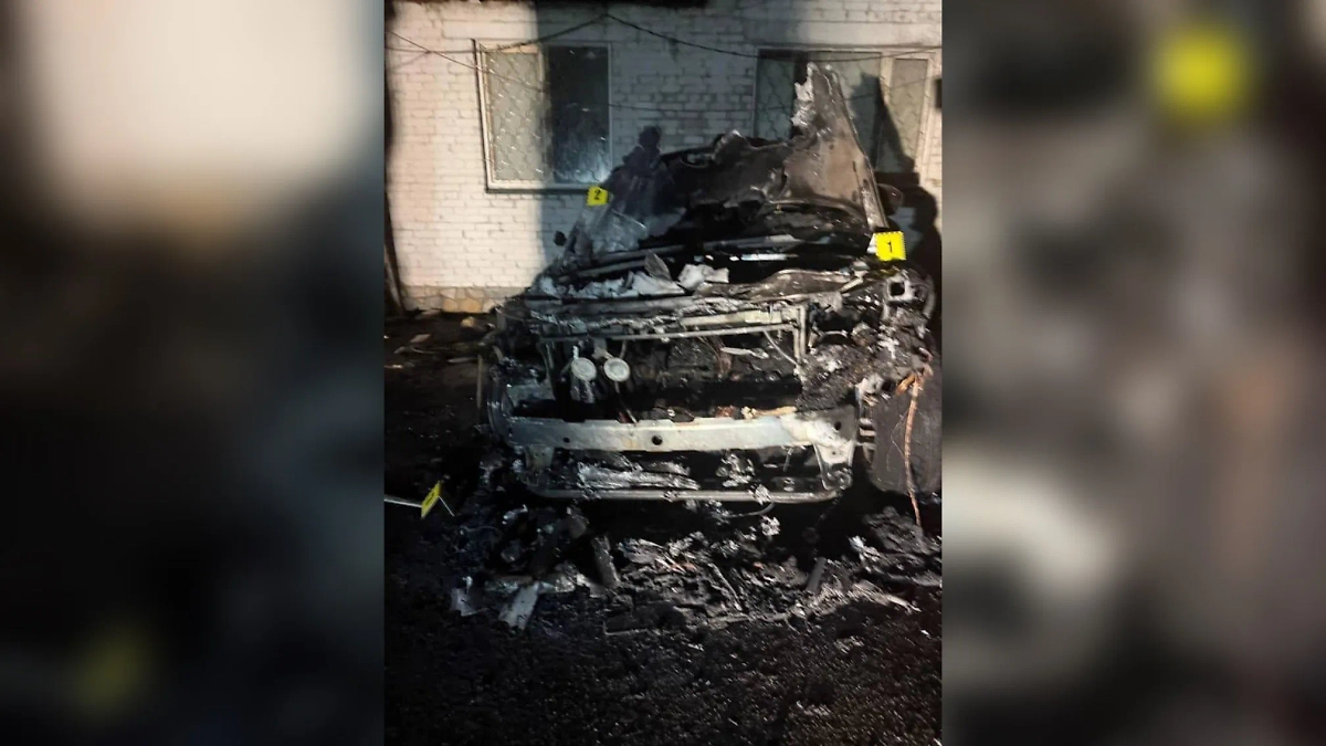 Сгоревший автомобиль журналистки Крюковой. Обложка © Пресс-служба полиции Киева