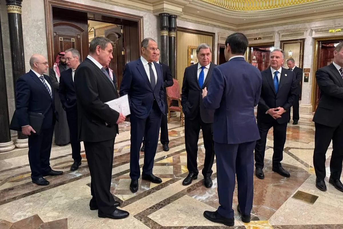 Сергей Лавров и Юрий Ушаков на переговорах с делегацией США в Эр-Рияде. Обложка © Telegram / Мария Захарова