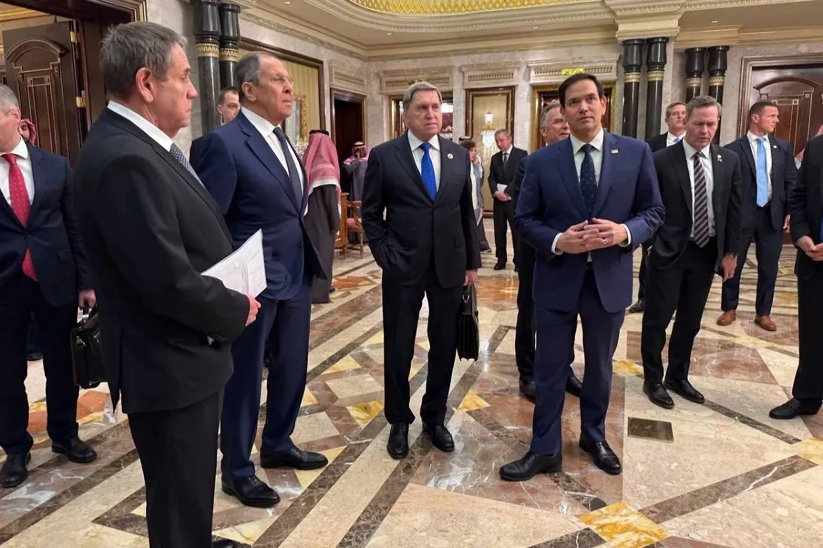 Сергей Лавров и Юрий Ушаков на переговорах в Эр-Рияде с американской делегацией. Обложка © Telegram / Мария Захарова