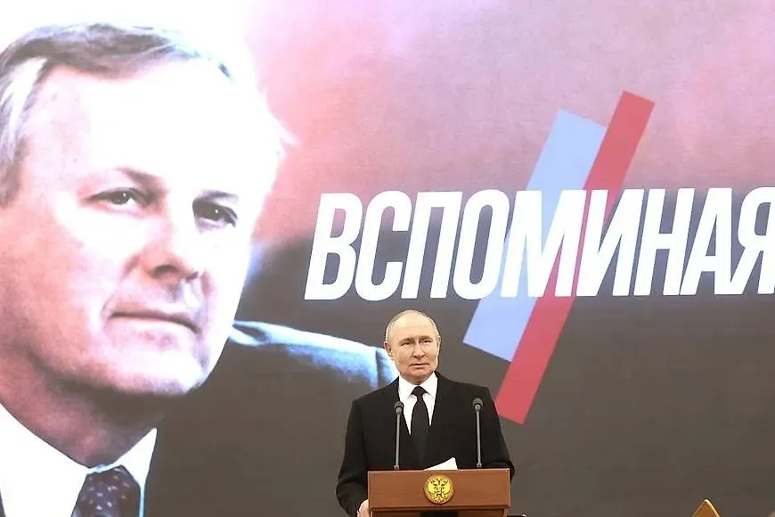 Владимир Путин на памятном концерте. Обложка © Kremlin.ru