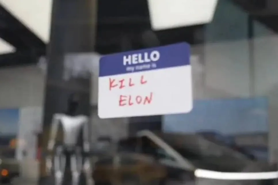 Стикер с надписью «Убить Илона». Фото © X / nicksortor