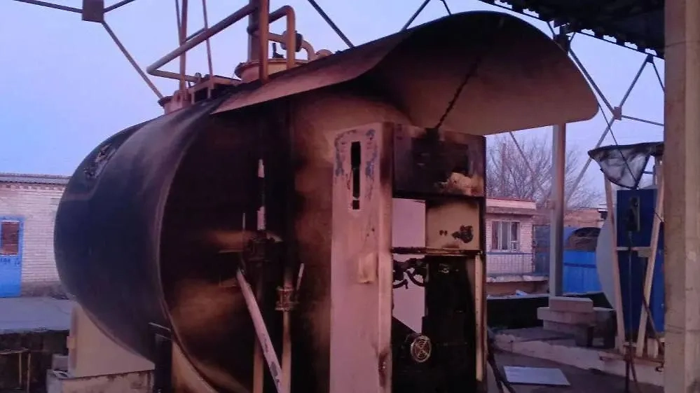 Последствия атаки ВСУ по АЗС в Новой Каховке. Обложка © Telegram / Виталий Гура Глава городского округа города Новая Каховка