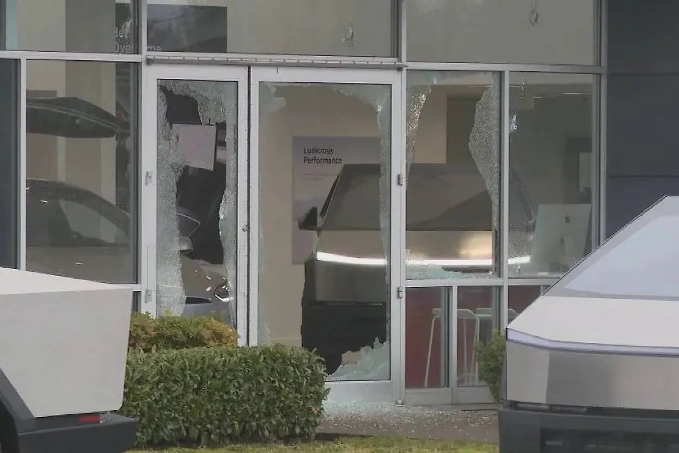 Повреждённый автосалон Tesla. Обложка © X / nicksortor