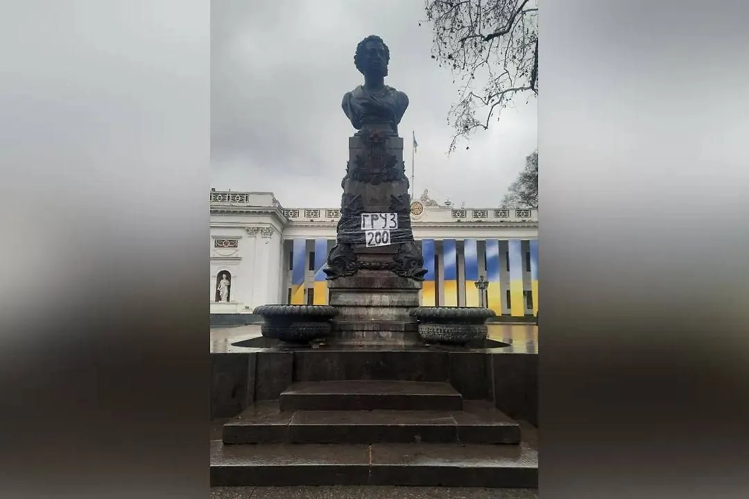 Памятник Александру Пушкину в Одессе. Обложка © X / forest_fairyL