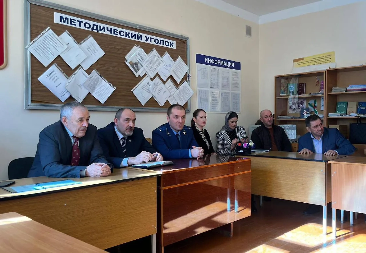 Рассмотрение дела с участием министра образования и прокурора. Обложка © Telegram / АМР «Рутульский район»