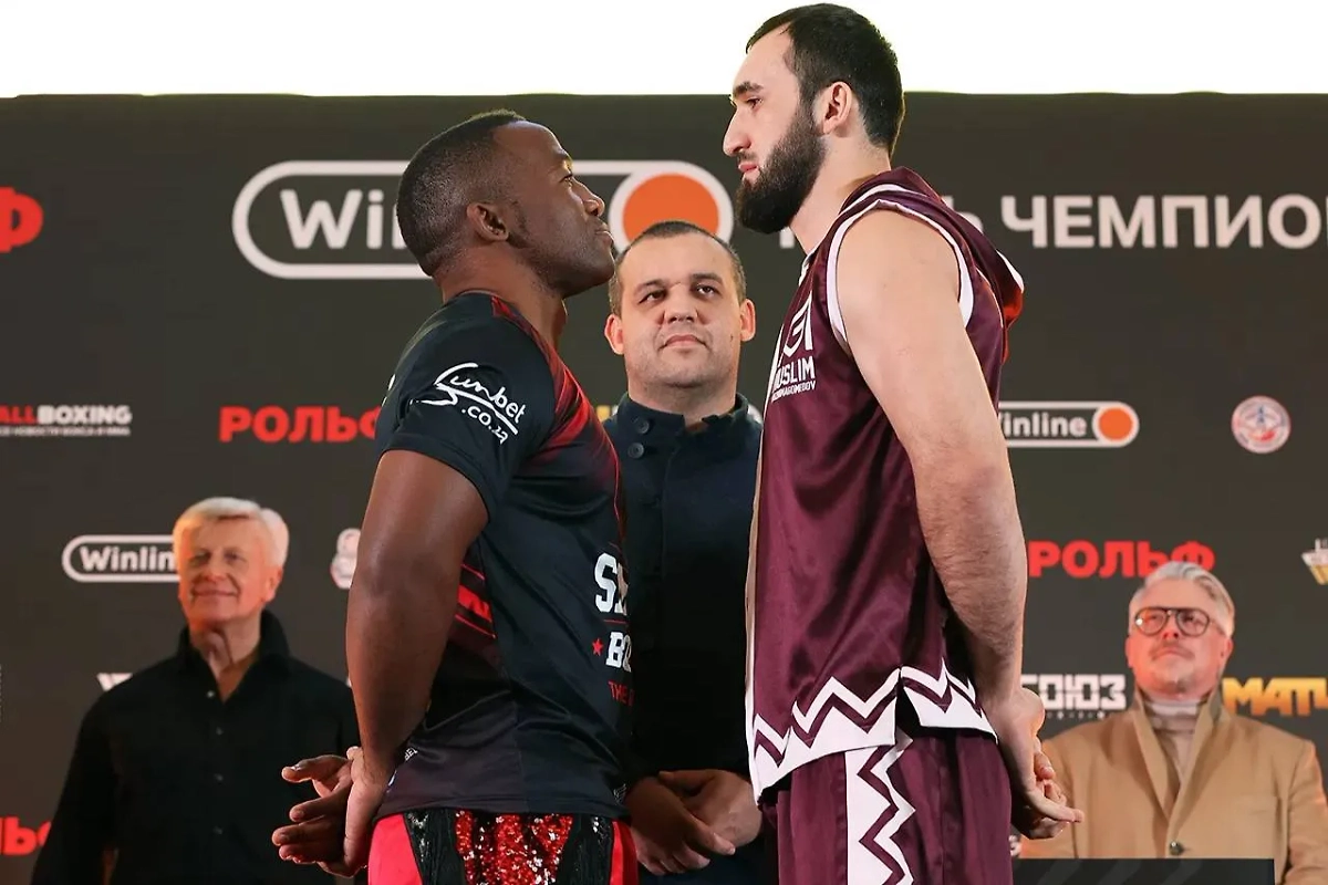 Табисо Мчуну и Муслим Гаджимагомедов перед боем. Обложка © IBA 
