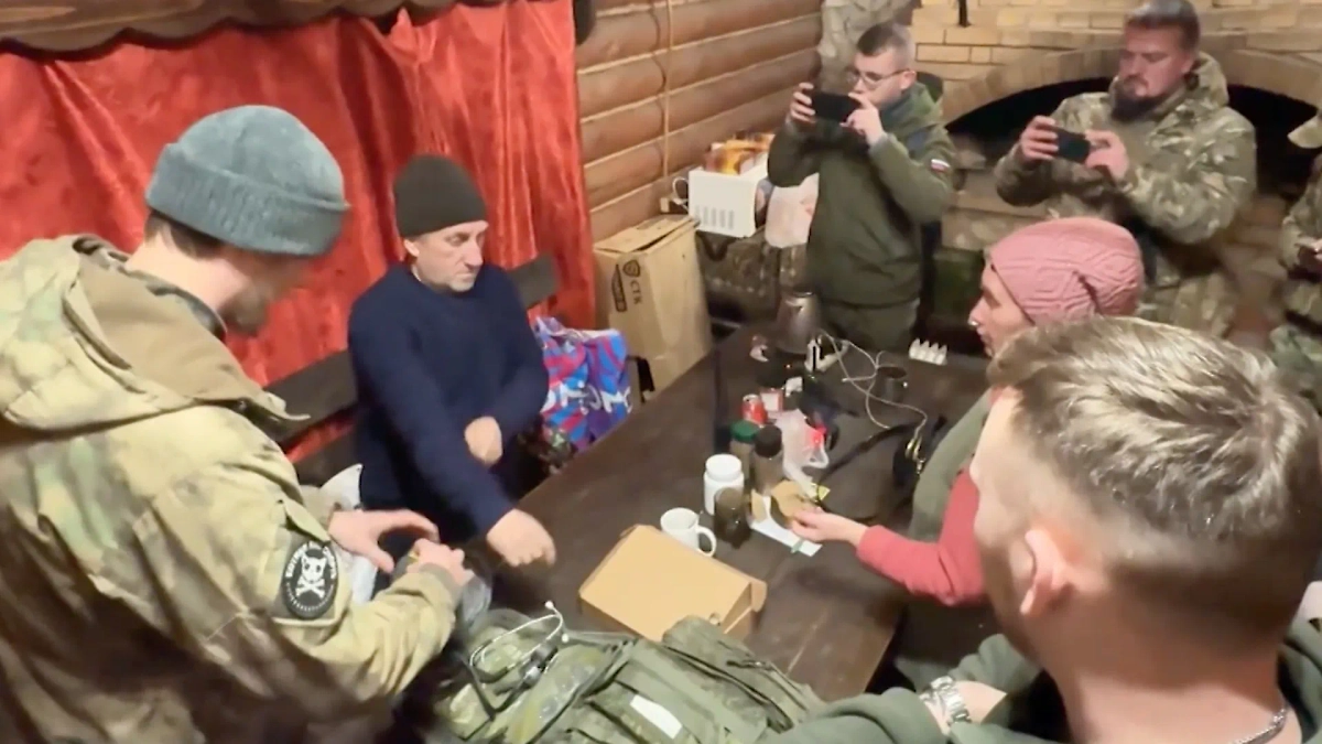 Выжившие жители села Николаево-Дарьино с военными и медиками. Обложка © Кадр из видео телеканала «Звезда»