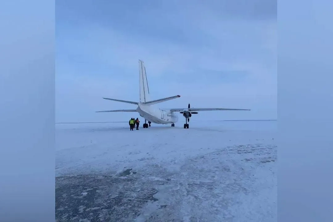 В ЯНАО самолёт Ан-24 выехал за пределы ВПП. Обложка © Telegram / Представитель Росавиации