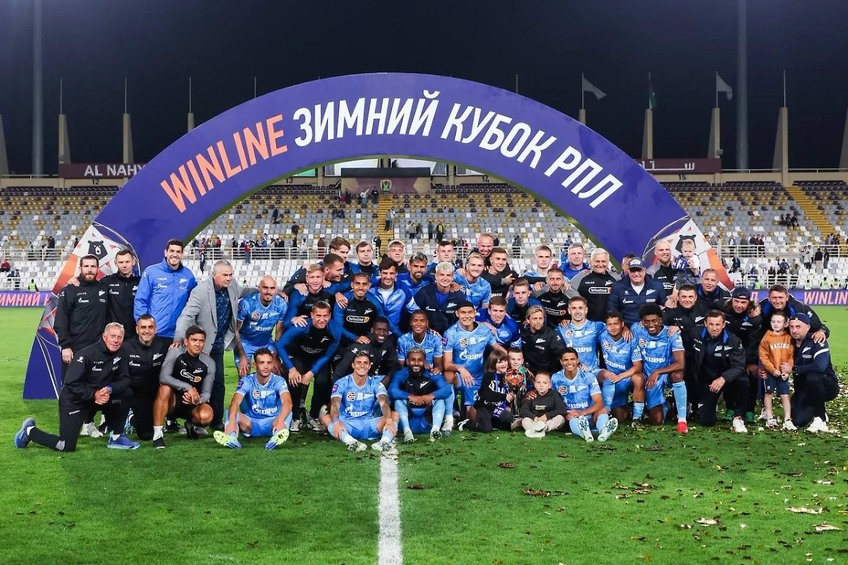 Игроки «Зенита» с трофеем. Обложка © Telegram / Футбольный клуб «Зенит»