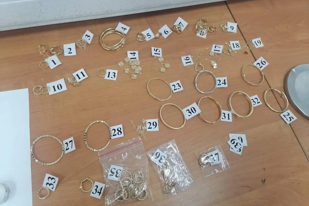 Часть украшений, которые россиянка пыталась незаконно провезти из Турции в Россию. Фото © Предоставлено Life.ru