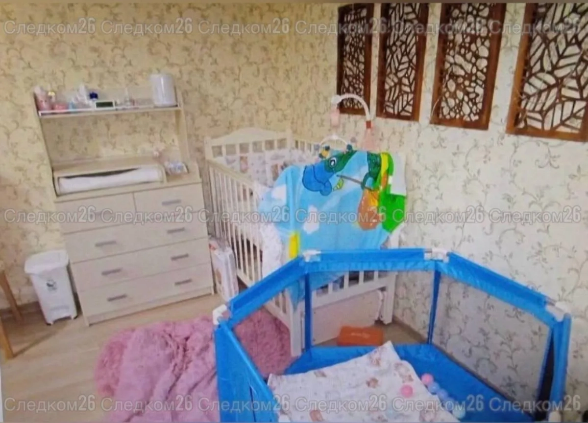 Кадр из комнаты, где обнаружили убитого младенца. Фото © Telegram / СУ СК России по Ставропольскому краю