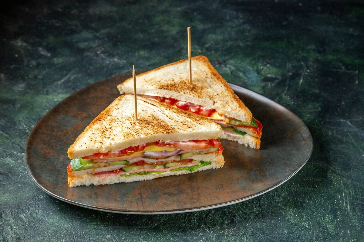 Когда-то Сэндвич был всего лишь английским графом. Фото © Freepik / mdjaff 