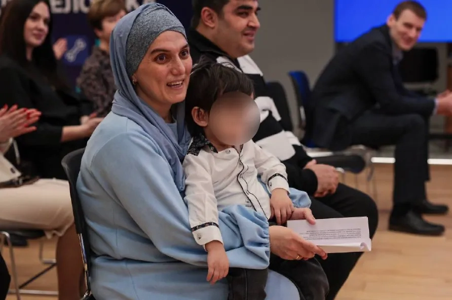 Тахмина Самадова с дочерью. Фото © Telegram / Юлия Купецкая | Мытищи