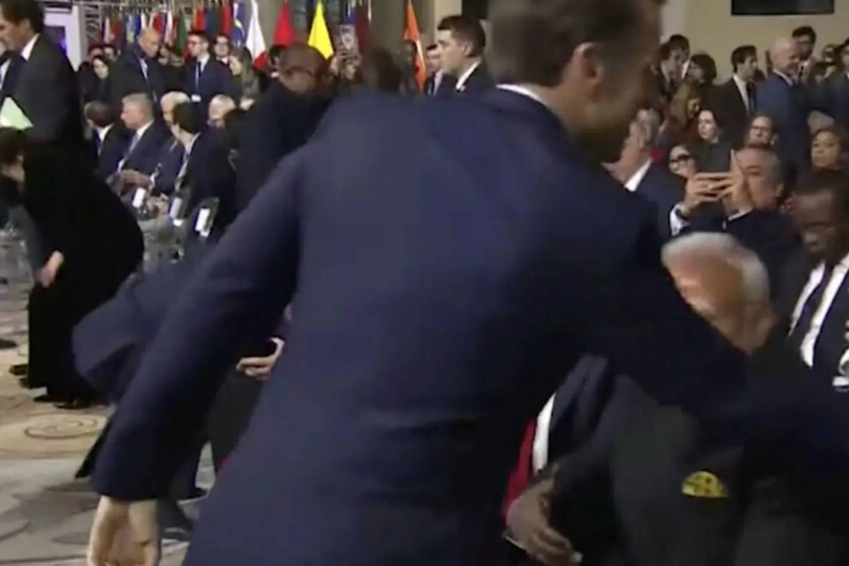 Макрон не подал руки Моди. Скриншот © YouTube / AP