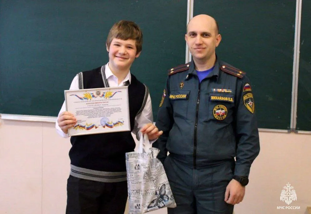Школьник с наградой от МЧС. Обложка © VK / МЧС России